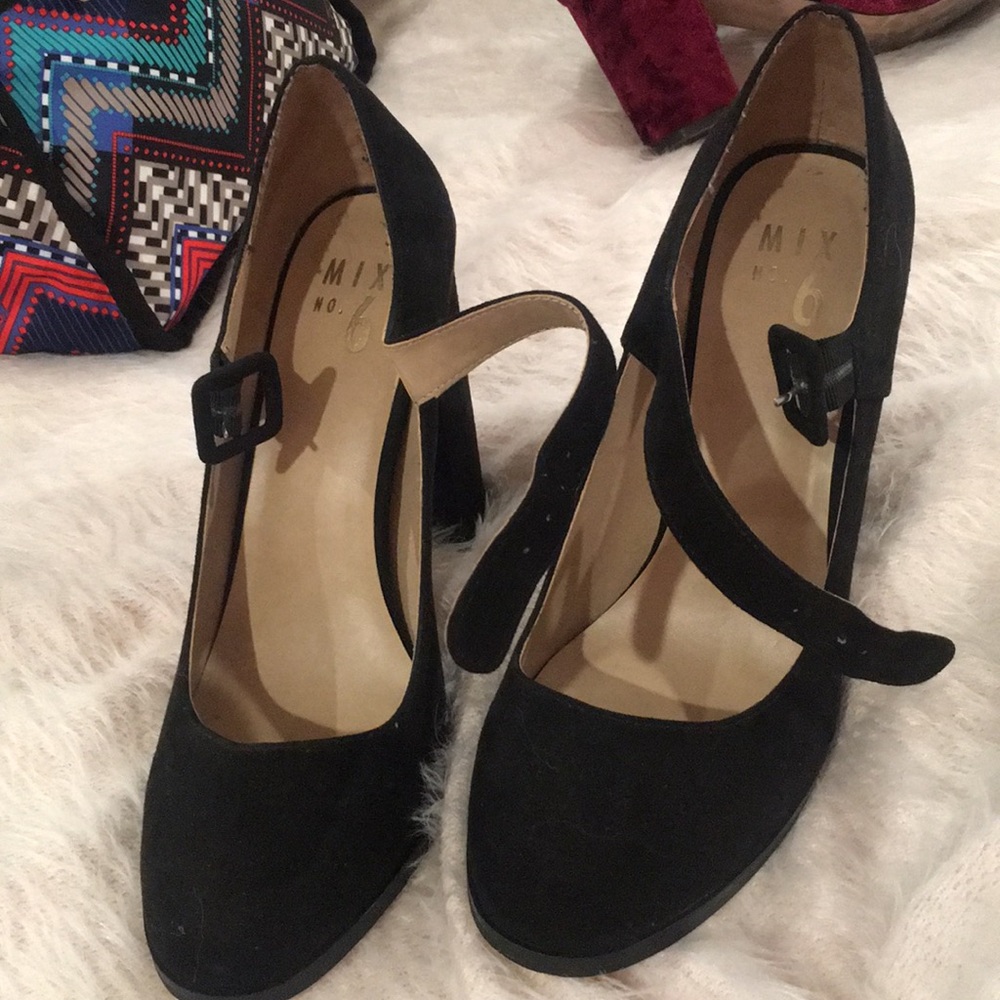 Black Mary Jane pumps
